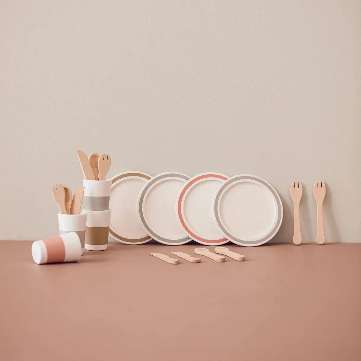 Dinnerware 4 play set KID'S HUB